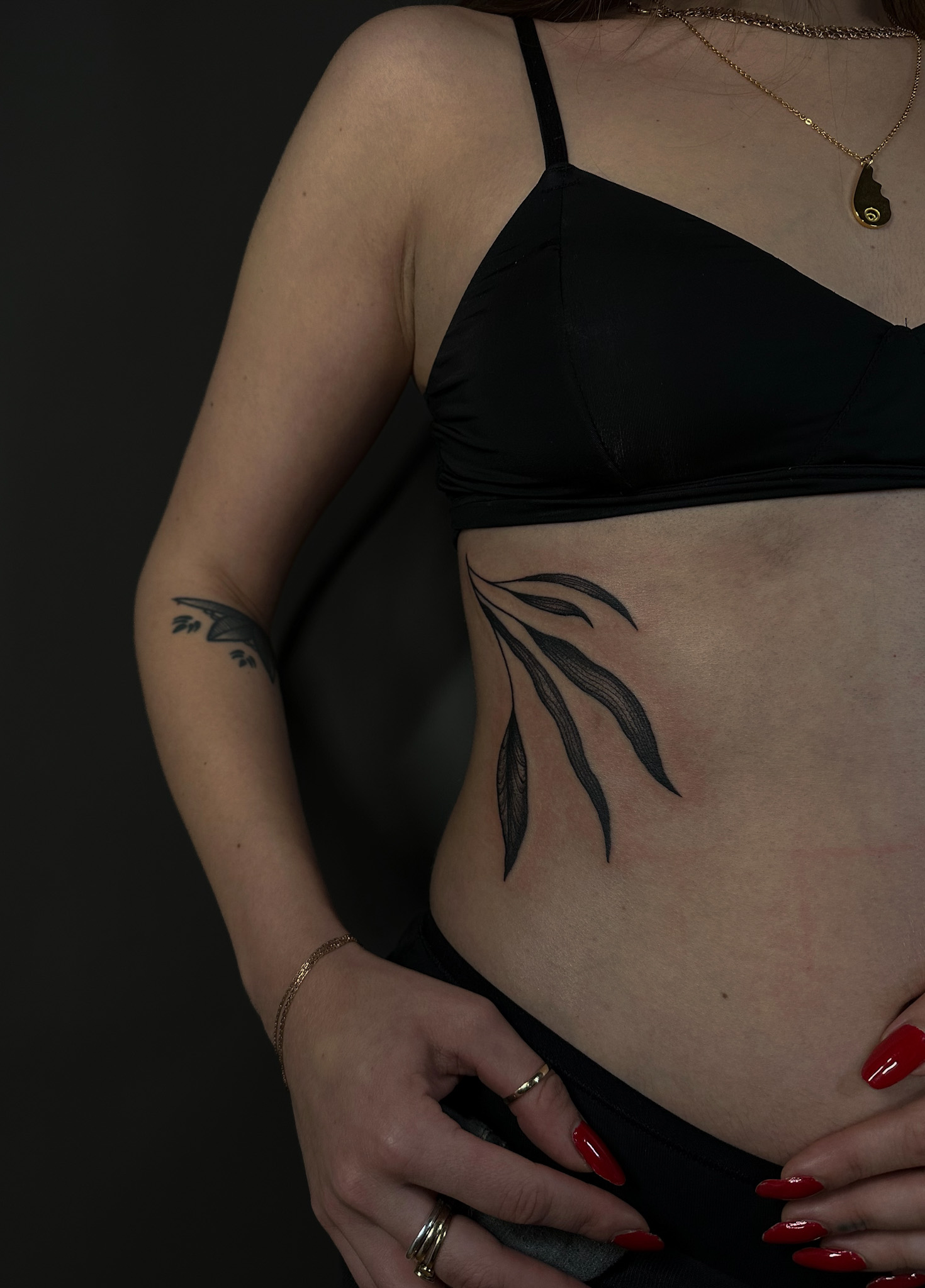 Slender black leaves on the side of the ribs